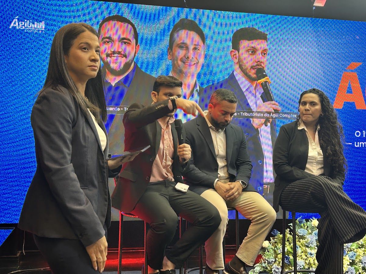 Painel com os palestrantes do ÁgiliDay 2026